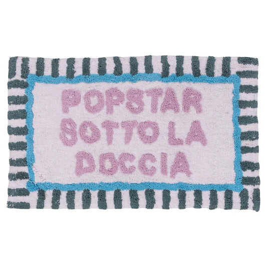 Popstar sotto la doccia