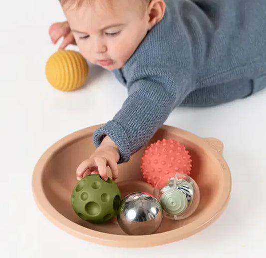 Tummy time adventure tray
