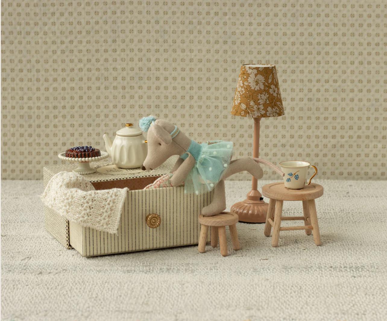 Topina ballerina nel lettino